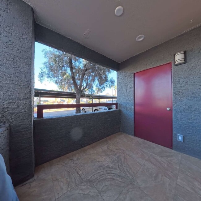 Building Photo - Highly Remodeled, 1st Floor Unit