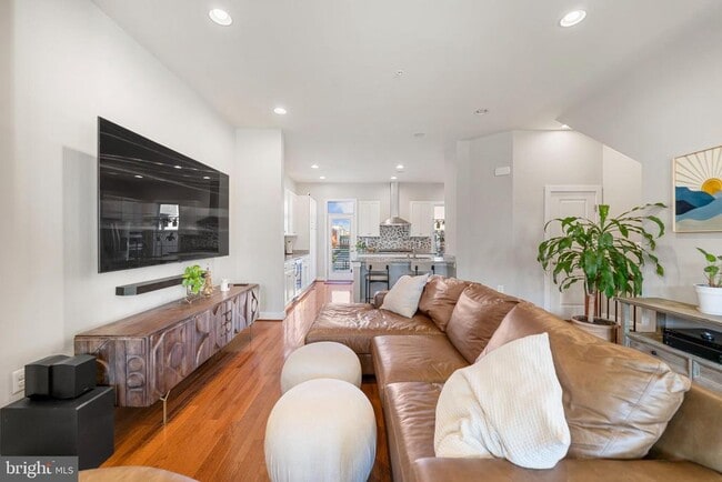 Building Photo - 710 E Howell Ave