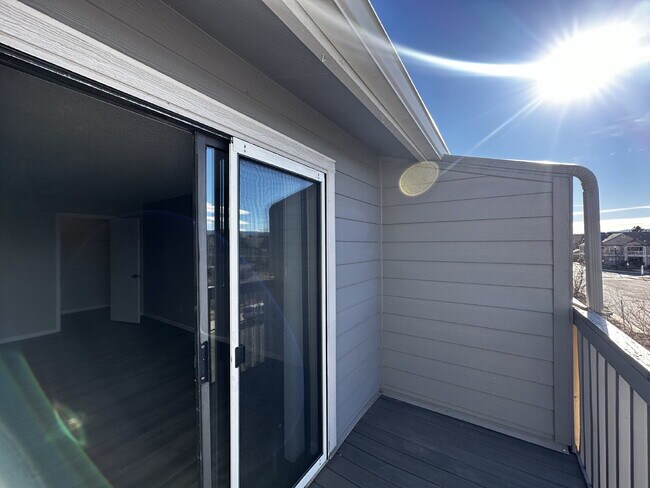 Building Photo - Beautiful Top Floor Condo with Great Views!