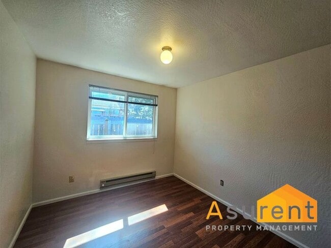 Building Photo - Charming 4-Plex 2 Bedroom 1 Bathroom Unit Available Soon!