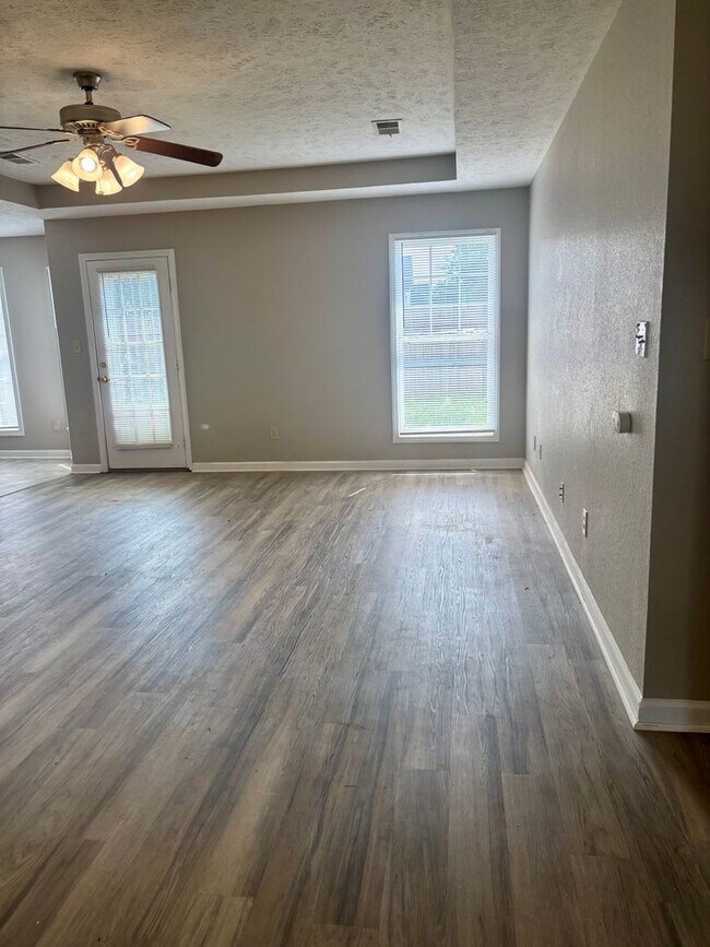 Building Photo - 3 Bedroom 2 Bath House