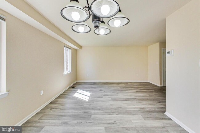 Building Photo - 906 West Side Dr