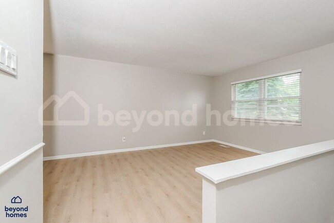 Building Photo - Stunning 4 Bedroom 2 Bathroom Home - Looki...