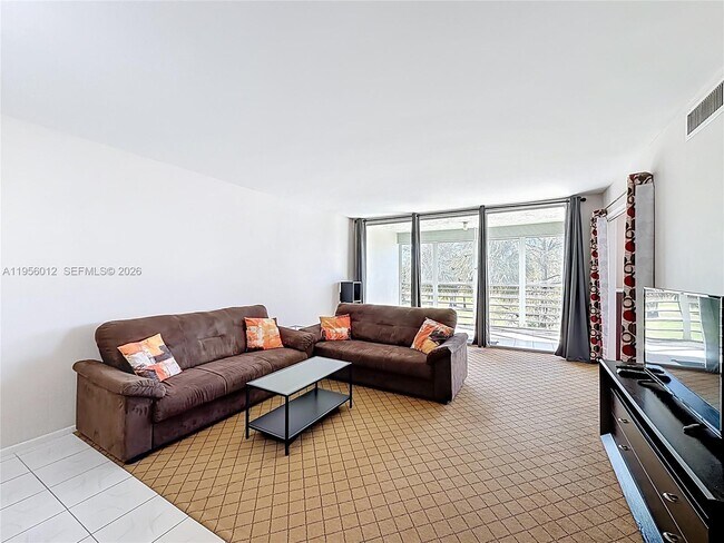 Building Photo - 605 Oaks Dr