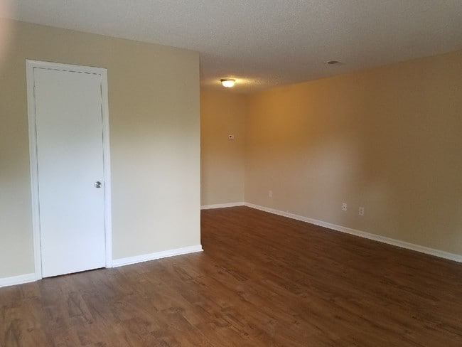 Building Photo - 121 Pine Valley Dr