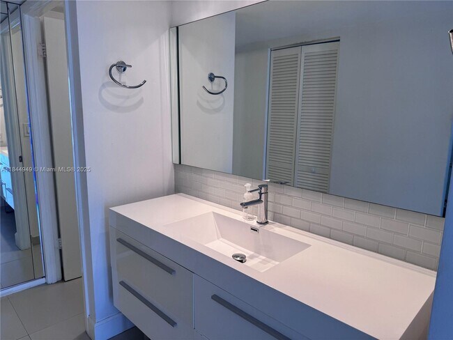 Building Photo - 1450 Brickell Bay Dr