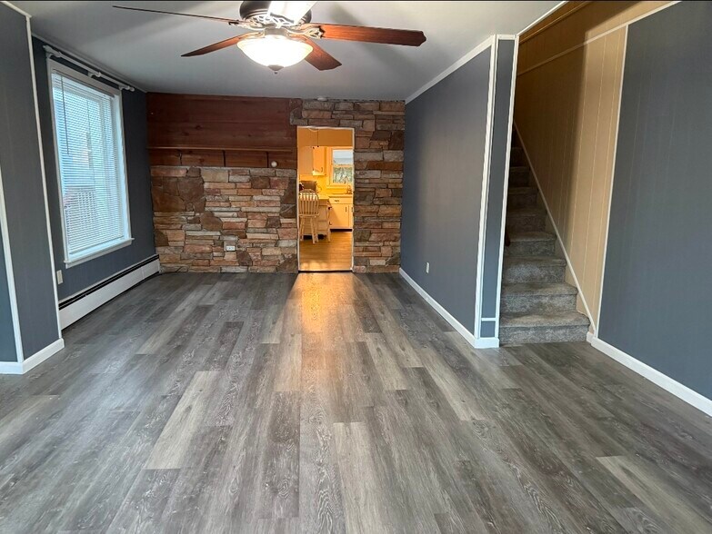 Building Photo - 404 S 4th St