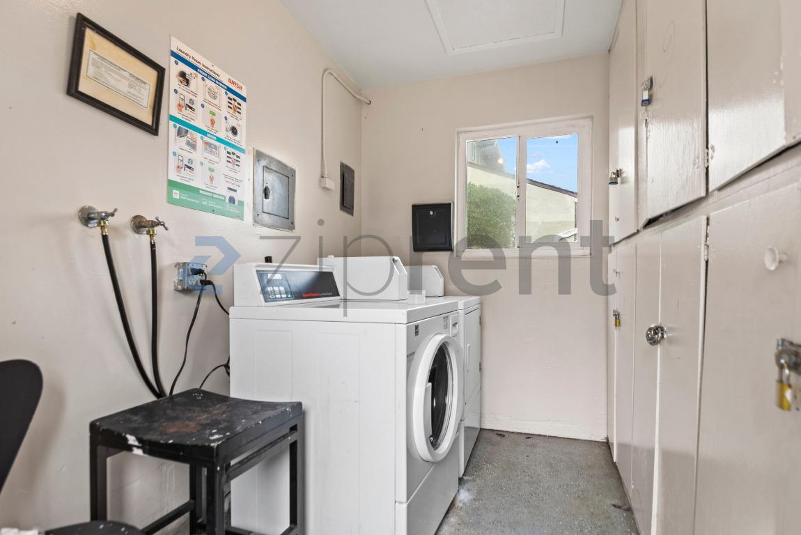 Building Photo - 1371 Vía Dondera