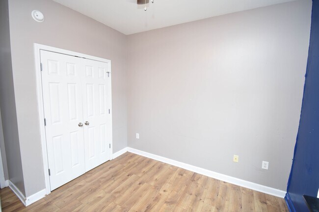 Building Photo - 3564 Alexandria Ave