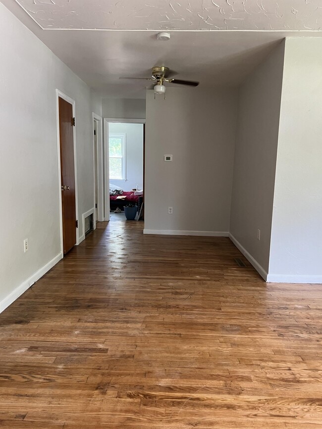 Building Photo - 413 10th St Terrace