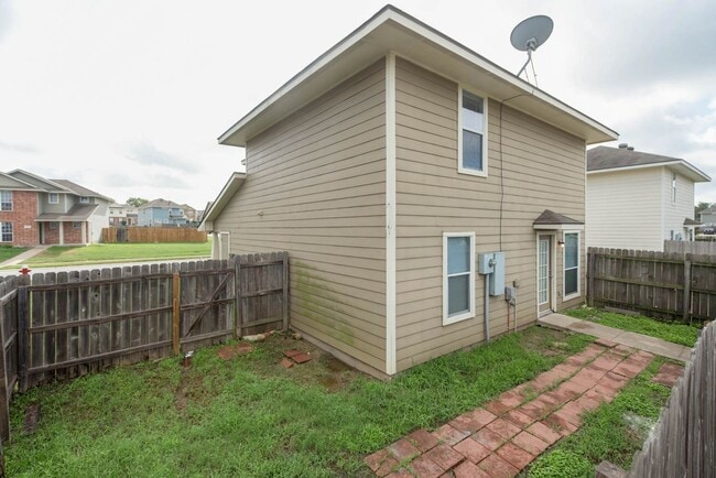 Building Photo - Spacious 4 Bed, 3 Bath Minutes from Campus!