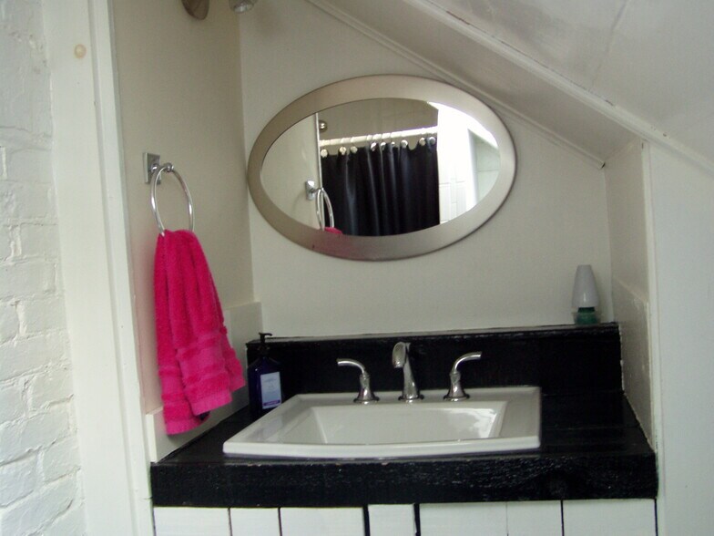 Bath - 30 Golden Hill St