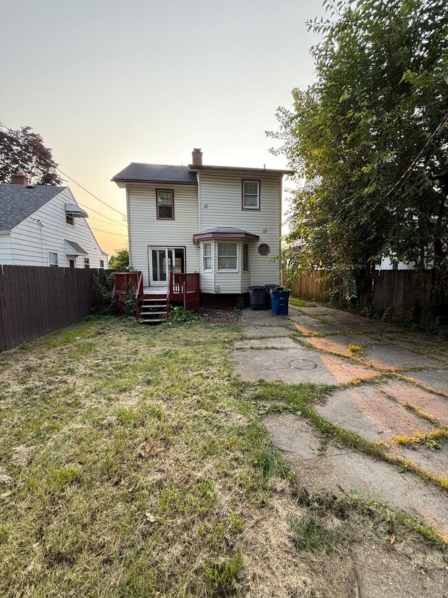 Building Photo - 3 bedroom 1.5 bath