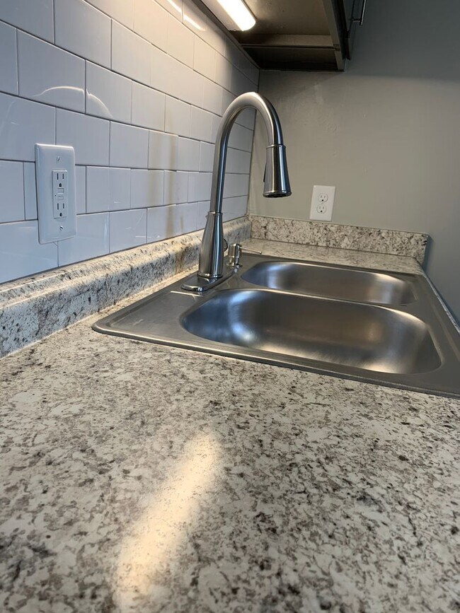 Building Photo - Two bedroom (with office or small 3rd bedr...