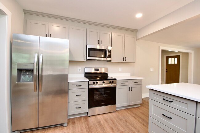Building Photo - Now Leasing for Fall 2025! $1000 Per Bedro...