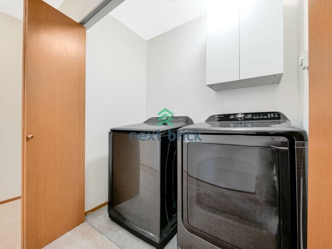 Building Photo - 4 Bed and 2.5 Bath Single-family Home is A...
