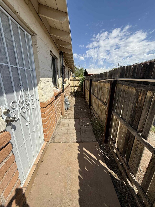 Building Photo - 2515 E Linden St