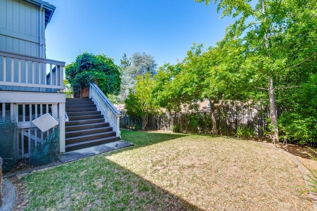 Building Photo - Large 3,767 sqft home on a 10,000 sqft lot- 2 bed located on 1st floor w/ separate entrance - Top...