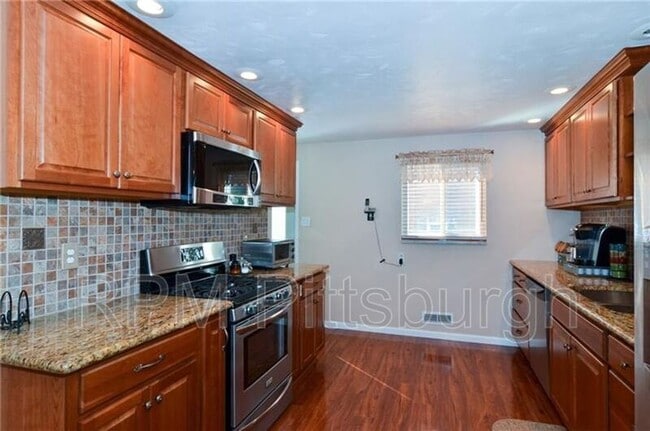 Building Photo - 825 Bethany Dr