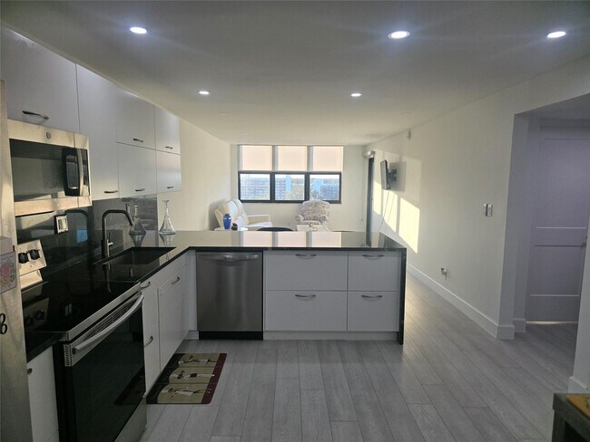 Building Photo - 1401 N Riverside Dr