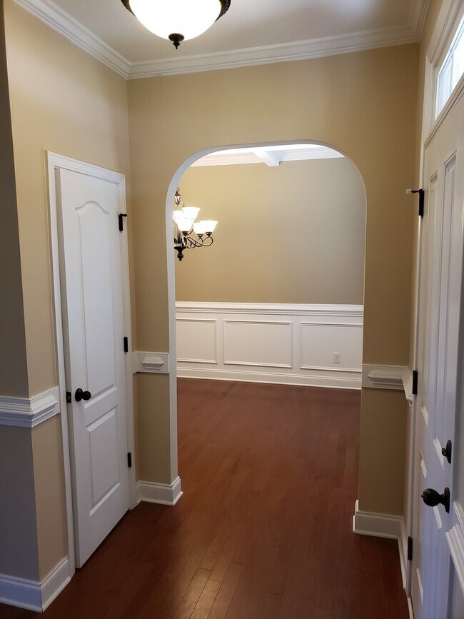 Building Photo - Fenced Back Yard, Screened Back Patio, Lexington Plantation!