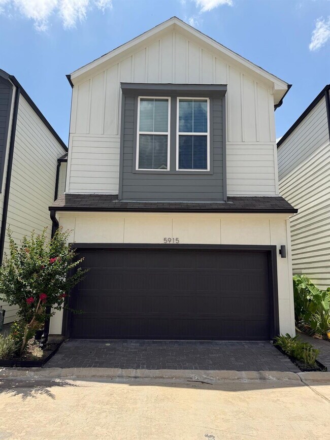 Building Photo - "Charming 3-Bed Oasis with 2.5 Baths in Prime Houston Locale – Discover Your New Home on Haring Ln!"