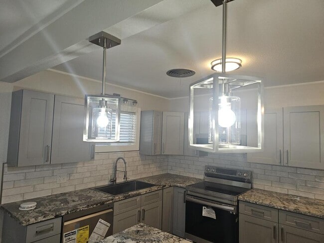 Building Photo - 2502 E Poplar Ave