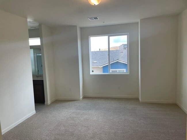 Building Photo - Only 1 Resident - Newer Home
