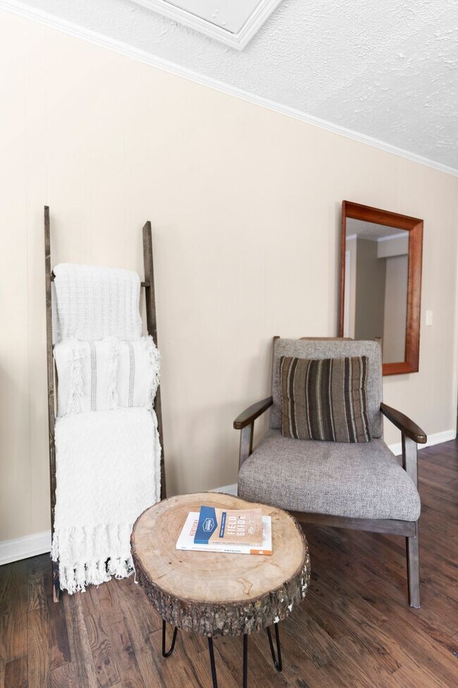 Building Photo - 3 Bedroom Furnished in Oldham County