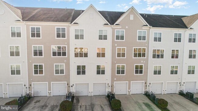 Building Photo - 1650 Mohegan Dr