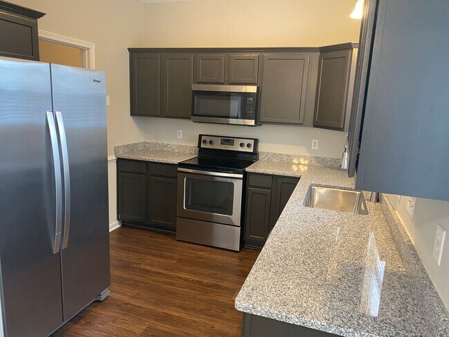 Building Photo - You can't miss this DEAL!