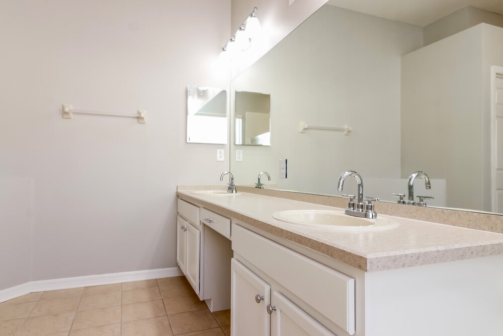 Building Photo - 16326 Laurel Garden Ct