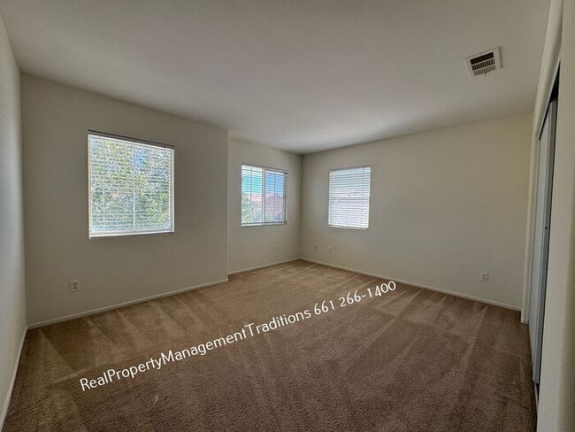 Building Photo - Spaciouse 4 Bed- 3 full Bath + plus Loft Home
