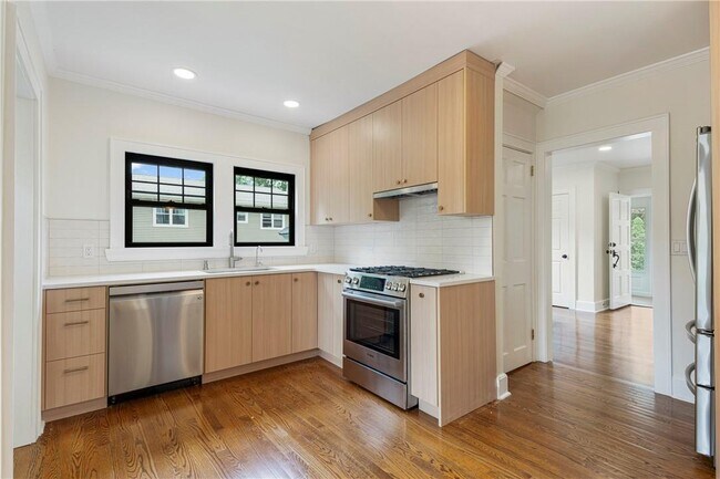 Building Photo - 727 Pelhamdale Ave