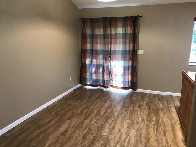 Building Photo - KU3-Santa Fe Triplex 3