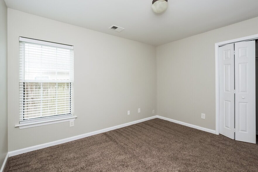 Building Photo - 5 Hill Crest Cir