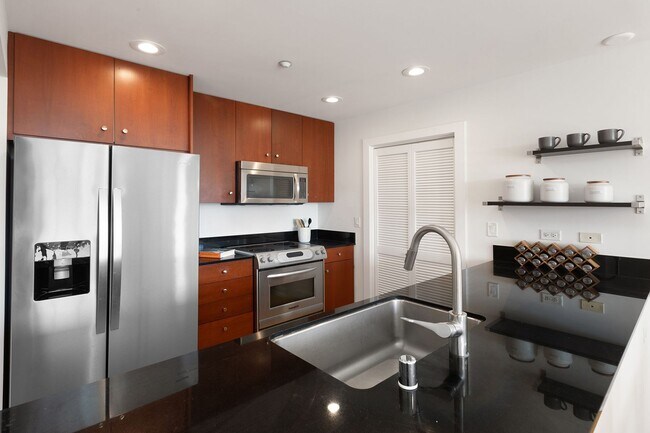 Building Photo - Great natural light in a large condo near ...