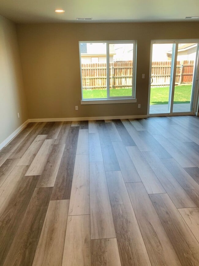 Building Photo - Whether you just want the extra room or need it for your family, our townhomes are calling!!