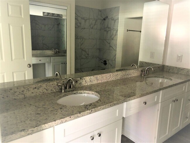 Building Photo - 2/2 Dolphin Villas Condo, Gulf Shores!