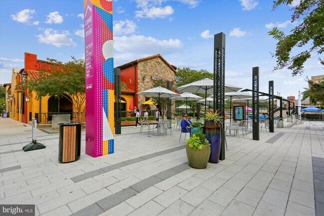 Building Photo - 909 Rockwell Ave