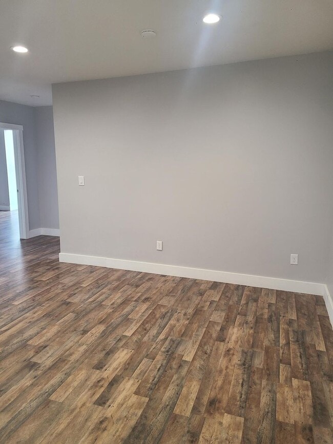 Building Photo - 17th St 6 Plex