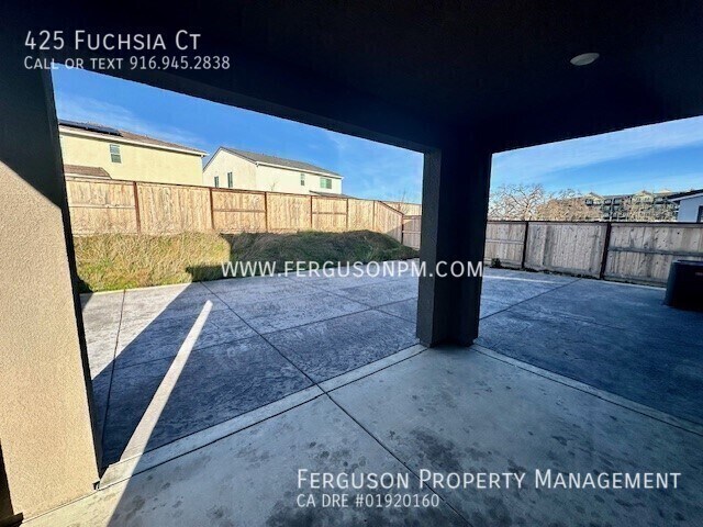 Building Photo - 425 Fuchsia Ct
