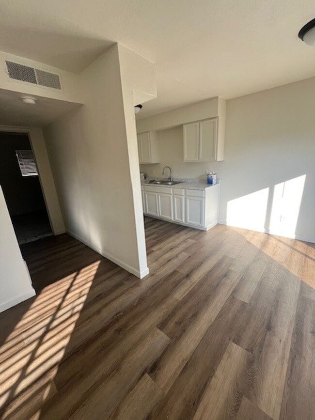 Building Photo - 611 S Garden St