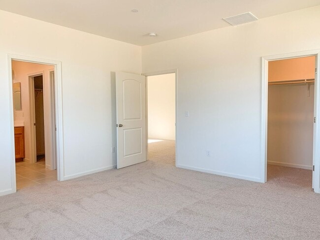 Building Photo - 2025 Built 3/2.5 in Hollister