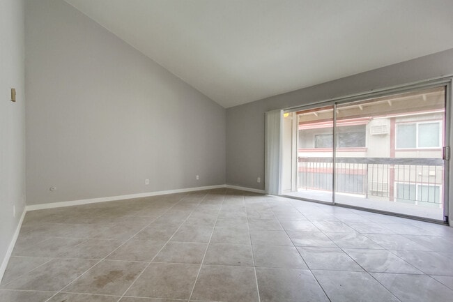 Building Photo - Spacious 3 Bedroom Condo Available for Move In May 1st
