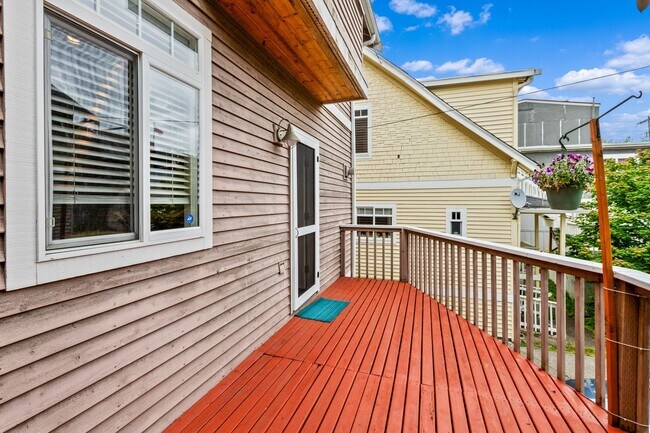 Building Photo - 3Bd/2.5Ba Seattle Home