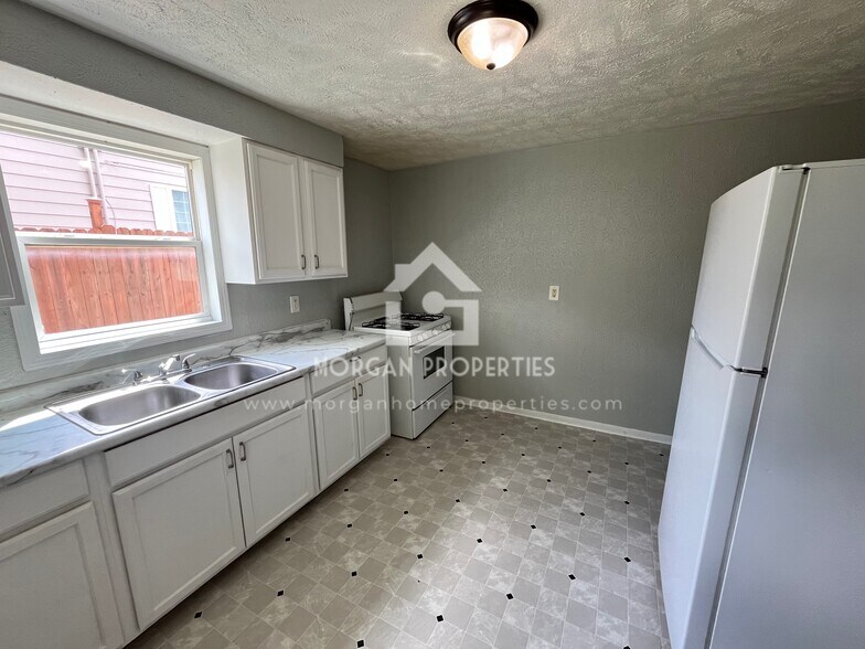 Building Photo - 4214 E Lynn St