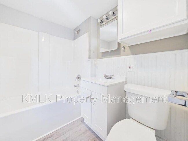 Building Photo - 701 Kling St