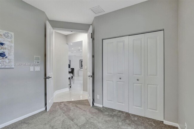 Building Photo - 2922 Medinah