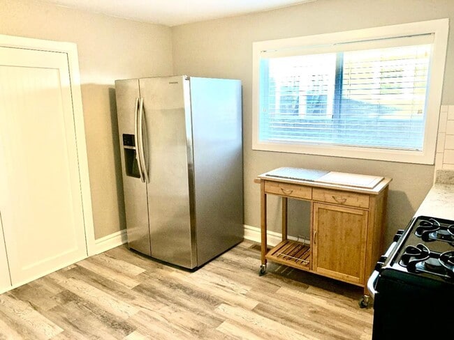 Building Photo - Spacious 4-Bedroom Home in Berkeley – Grea...